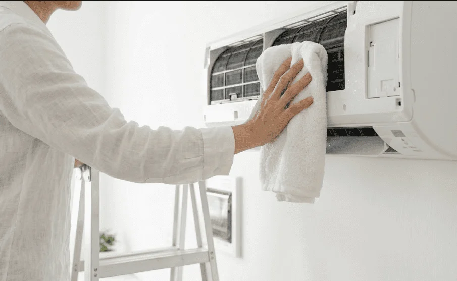 Lau khô khu vực bên dưới dàn lạnh