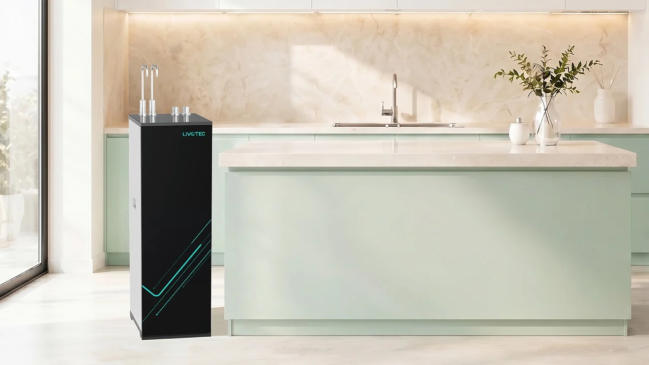 Phối cảnh máy lọc nước nóng nguội Livotec 625 trong không gian bếp hiện đại
